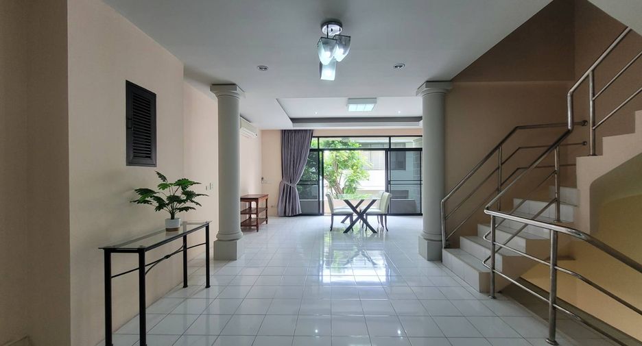 Reihenhaus zur Miete mit 3 Zimmer in Watthana, Bangkok