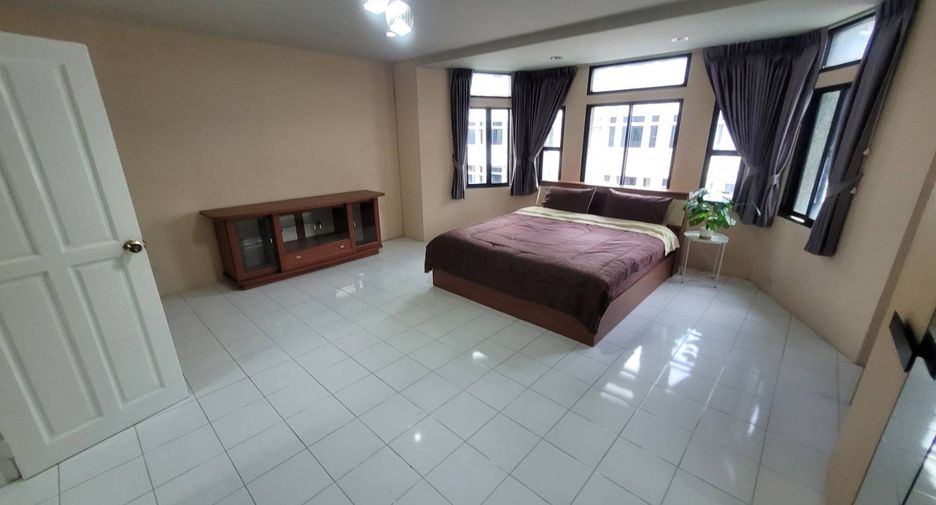 Reihenhaus zur Miete mit 3 Zimmer in Watthana, Bangkok