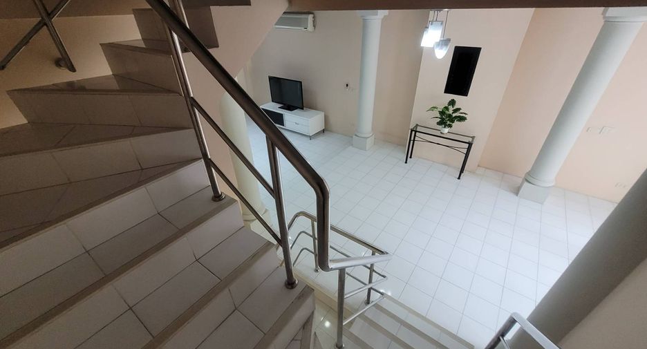 Reihenhaus zur Miete mit 3 Zimmer in Watthana, Bangkok