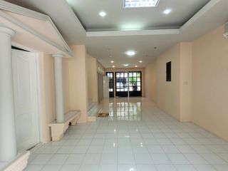 Reihenhaus zur Miete mit 3 Zimmer in Watthana, Bangkok