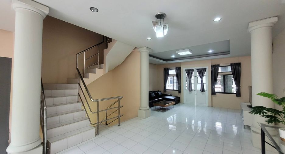 Reihenhaus zur Miete mit 3 Zimmer in Watthana, Bangkok