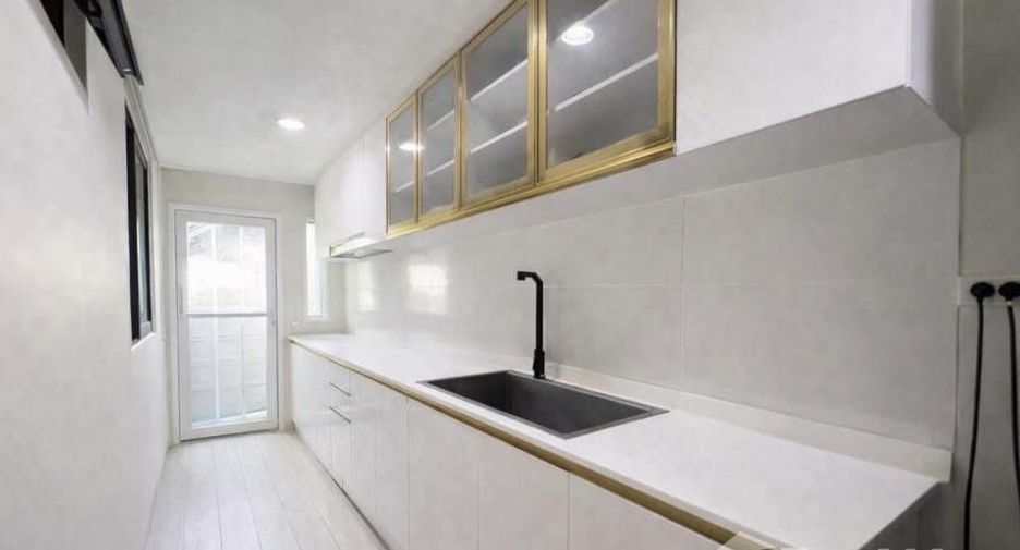 For sale 4 bedrooms house in Mueang Pathum Thani, Pathum Thani