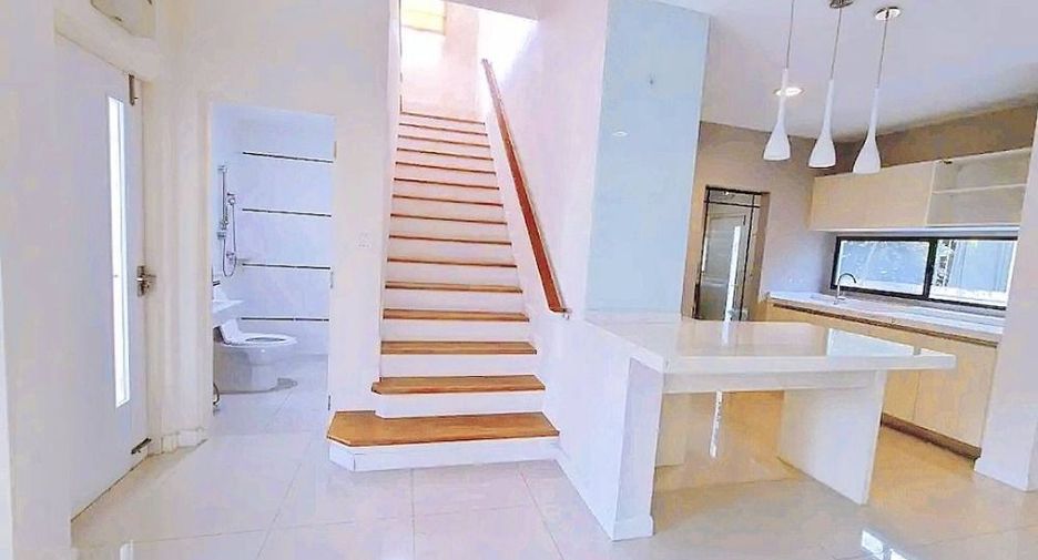 Casa en alquiler de 5 habitaciones en Sai Mai, Bangkok