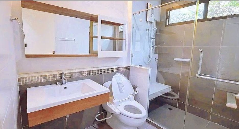 Casa en alquiler de 5 habitaciones en Sai Mai, Bangkok