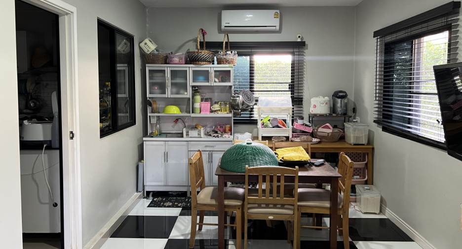 For sale 4 bedrooms house in Saraphi, Chiang Mai