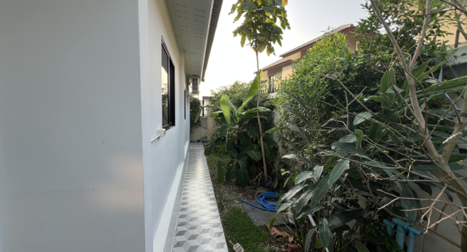 For sale 4 bedrooms house in Saraphi, Chiang Mai