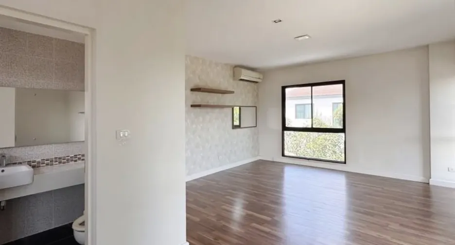 For sale 4 bedrooms house in Bang Khun Thian, Bangkok