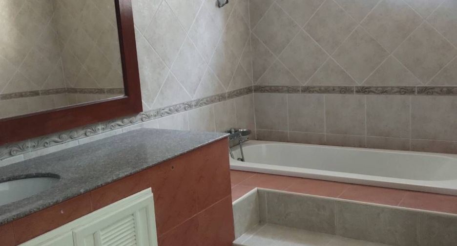 For sale and for rent 4 bedrooms villa in Bang Lamung, Chonburi