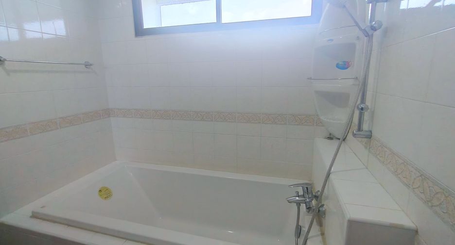 For rent 3 bedrooms condo in Phra Khanong, Bangkok