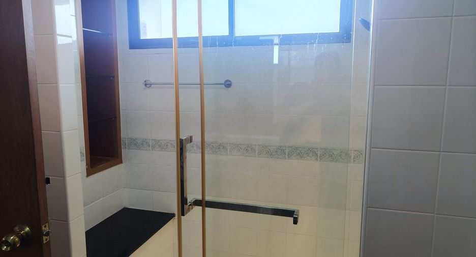 For rent 3 bedrooms condo in Phra Khanong, Bangkok