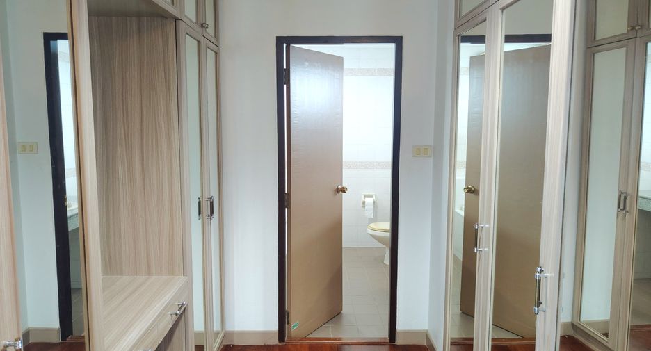 For rent 3 bedrooms condo in Phra Khanong, Bangkok