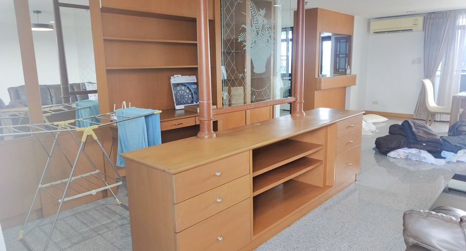 For rent 3 bedrooms condo in Phra Khanong, Bangkok