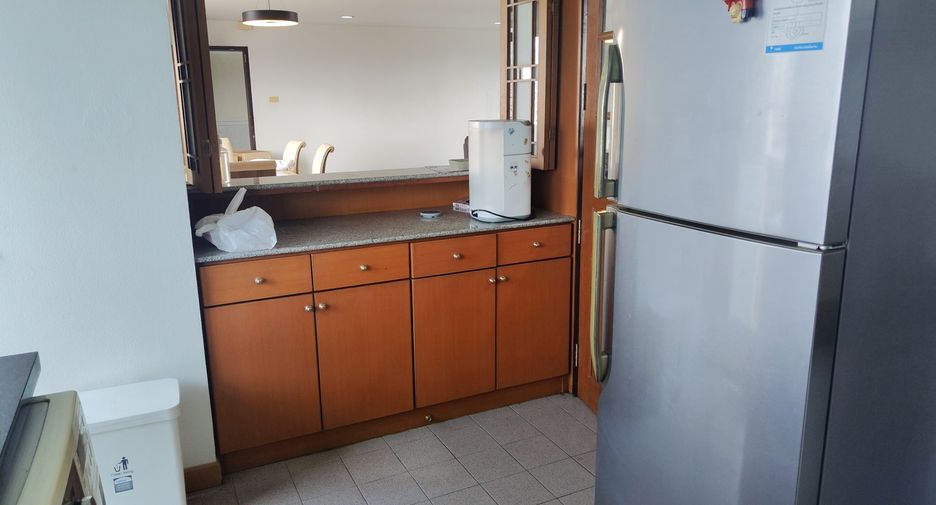 For rent 3 bedrooms condo in Phra Khanong, Bangkok