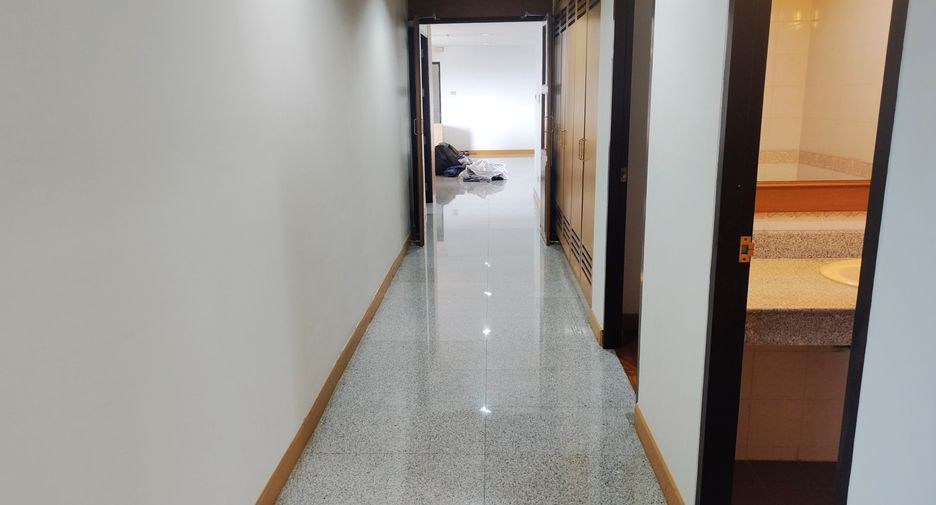 For rent 3 bedrooms condo in Phra Khanong, Bangkok
