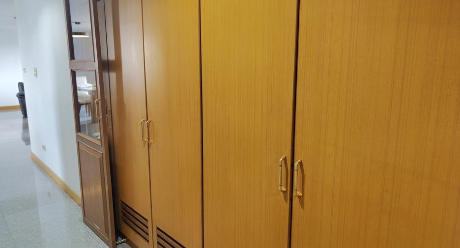 For rent 3 bedrooms condo in Phra Khanong, Bangkok