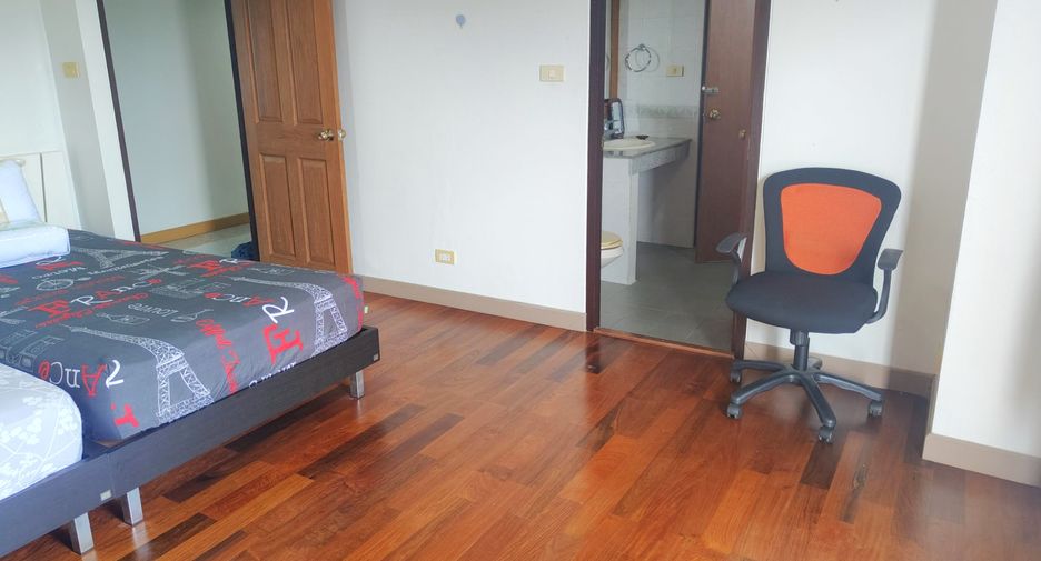 For rent 3 bedrooms condo in Phra Khanong, Bangkok