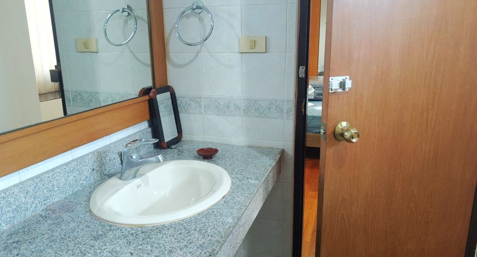 For rent 3 bedrooms condo in Phra Khanong, Bangkok