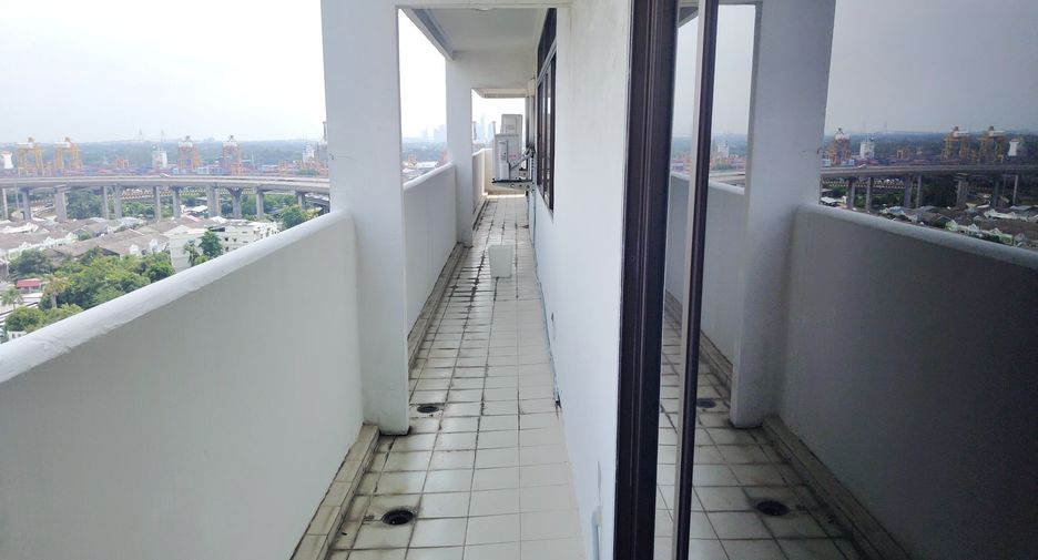 For rent 3 bedrooms condo in Phra Khanong, Bangkok