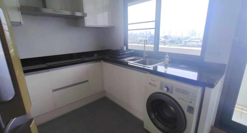 For rent 3 bedrooms condo in Phra Khanong, Bangkok
