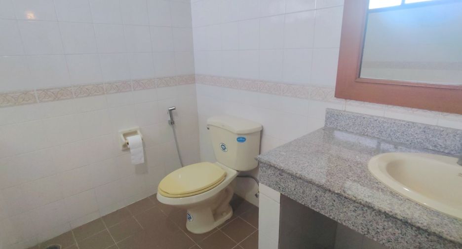 For rent 3 bedrooms condo in Phra Khanong, Bangkok