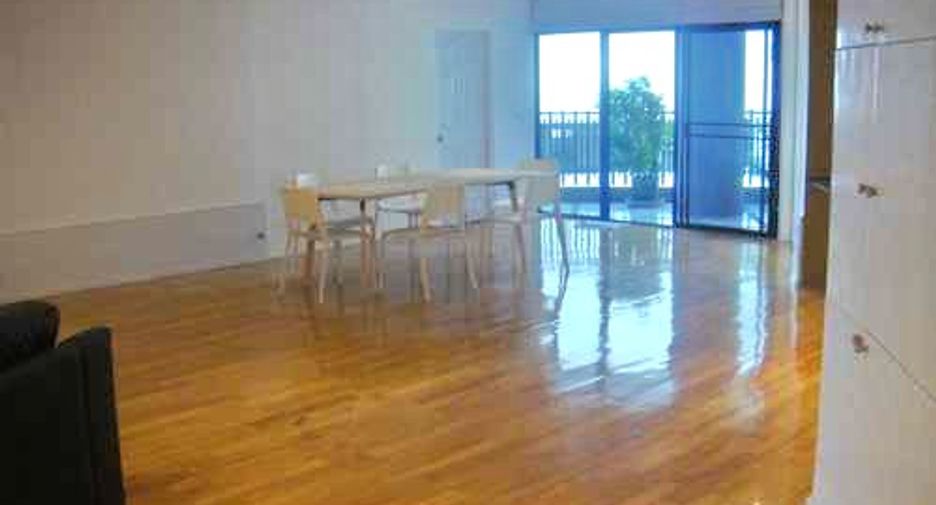 For rent 3 bedrooms condo in Khlong Toei, Bangkok