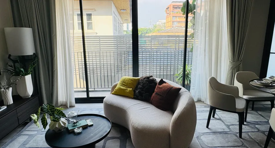 For rent 3 bedrooms condo in Huai Khwang, Bangkok