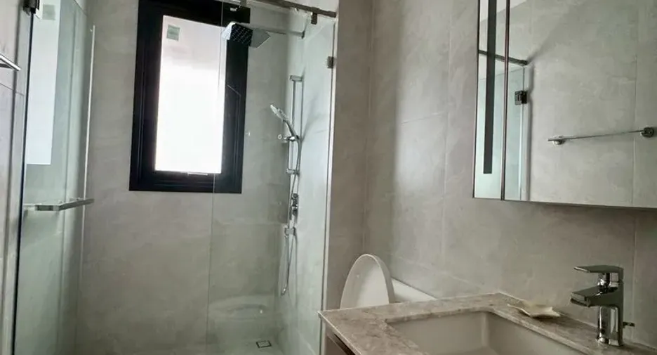 For rent 3 bedrooms condo in Huai Khwang, Bangkok