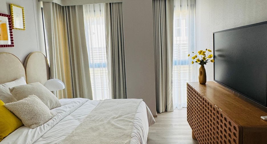 For rent 3 bedrooms condo in Huai Khwang, Bangkok