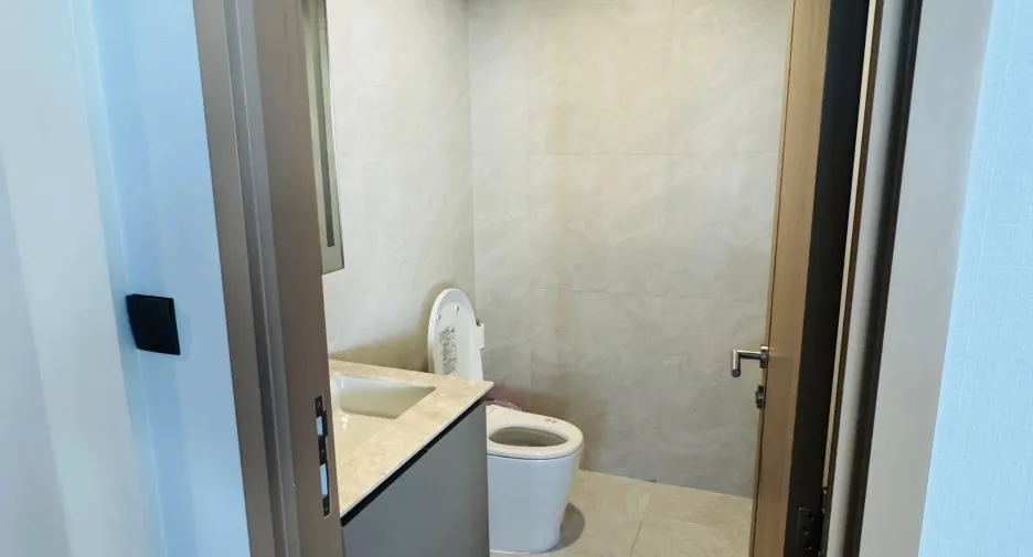 For rent 3 bedrooms condo in Huai Khwang, Bangkok