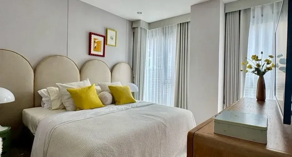 For rent 3 bedrooms condo in Huai Khwang, Bangkok