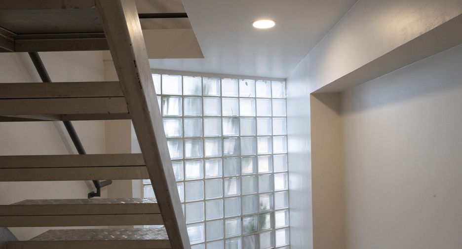 For rent office in Yan Nawa, Bangkok
