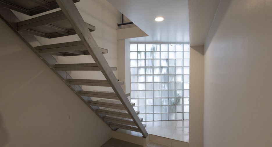 For rent office in Yan Nawa, Bangkok