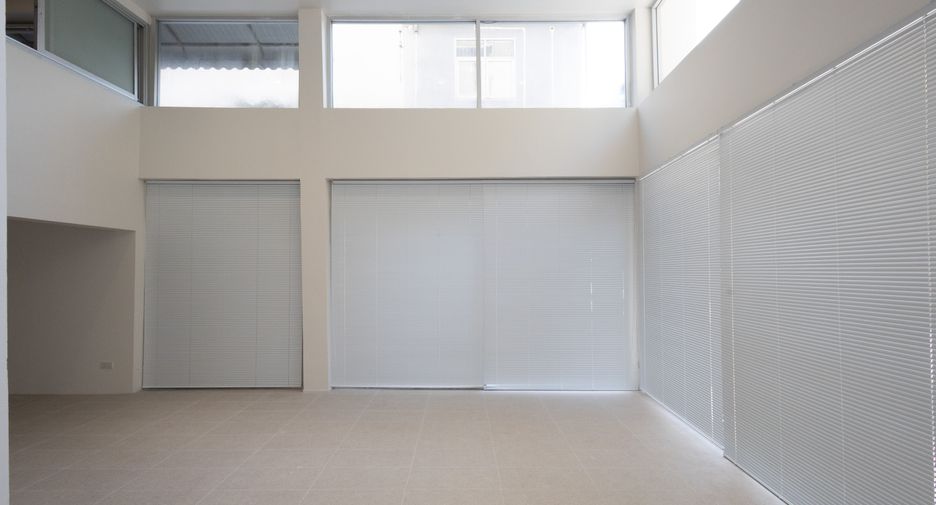 For rent office in Yan Nawa, Bangkok