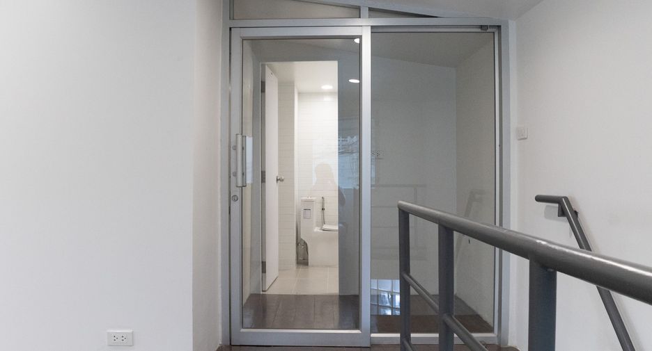 For rent office in Yan Nawa, Bangkok
