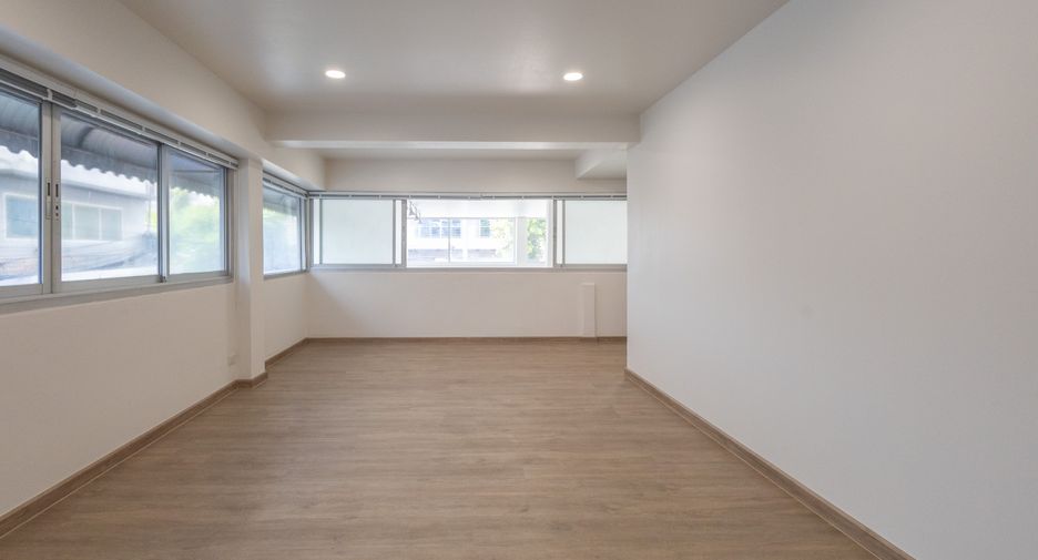For rent office in Yan Nawa, Bangkok