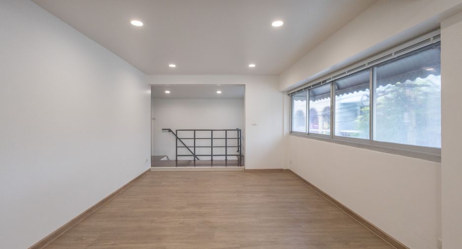 For rent office in Yan Nawa, Bangkok