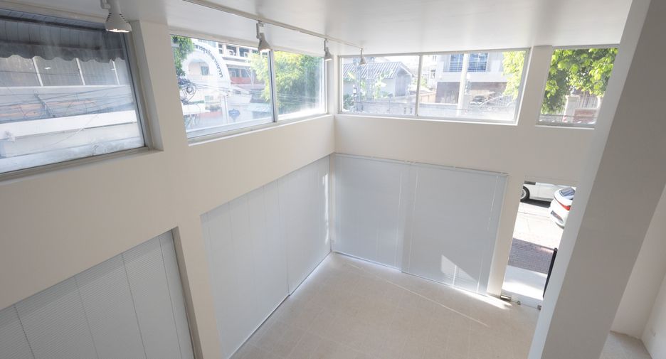 For rent office in Yan Nawa, Bangkok