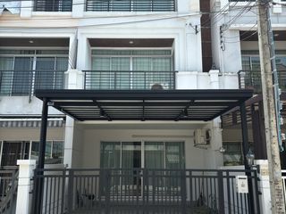 Casa adosada en venta de 3 habitaciones en Suan Luang, Bangkok