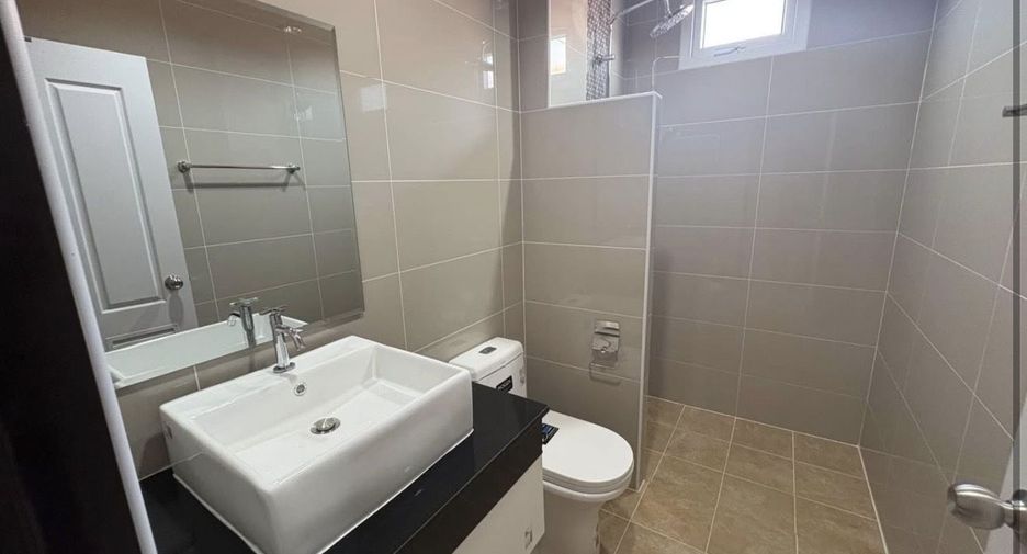 Casa en alquiler de 3 habitaciones en Bang Lamung, Chonburi