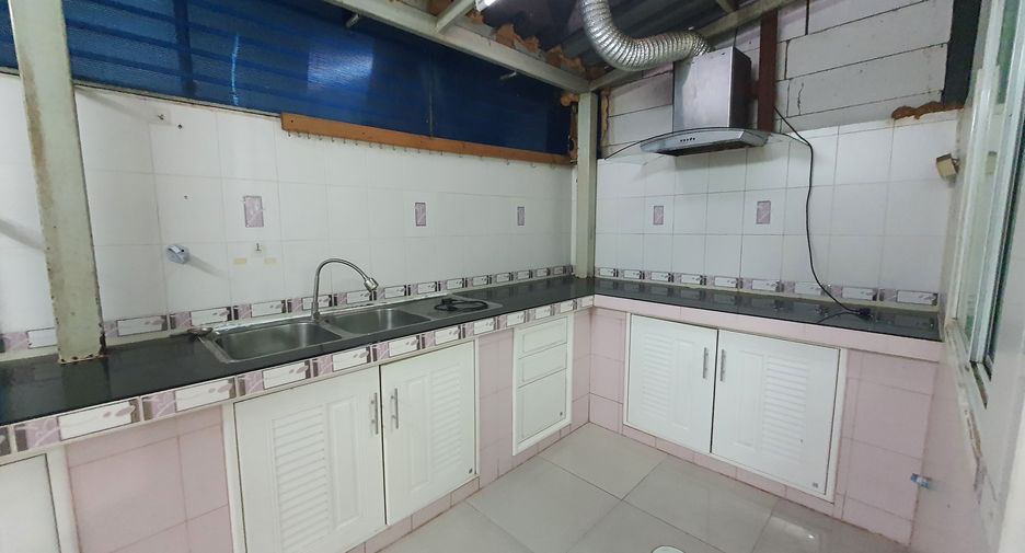 For rent 3 bedrooms townhouse in Bang Phli, Samut Prakan