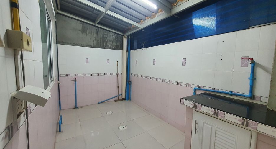 For rent 3 bedrooms townhouse in Bang Phli, Samut Prakan