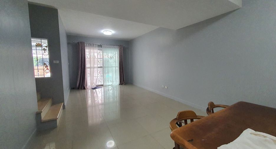 For rent 3 bedrooms townhouse in Bang Phli, Samut Prakan