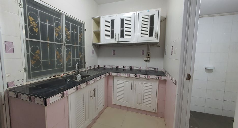 For rent 3 bedrooms townhouse in Bang Phli, Samut Prakan