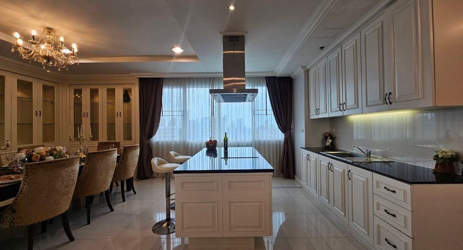 À louer 4 chambres condo à Watthana, Bangkok