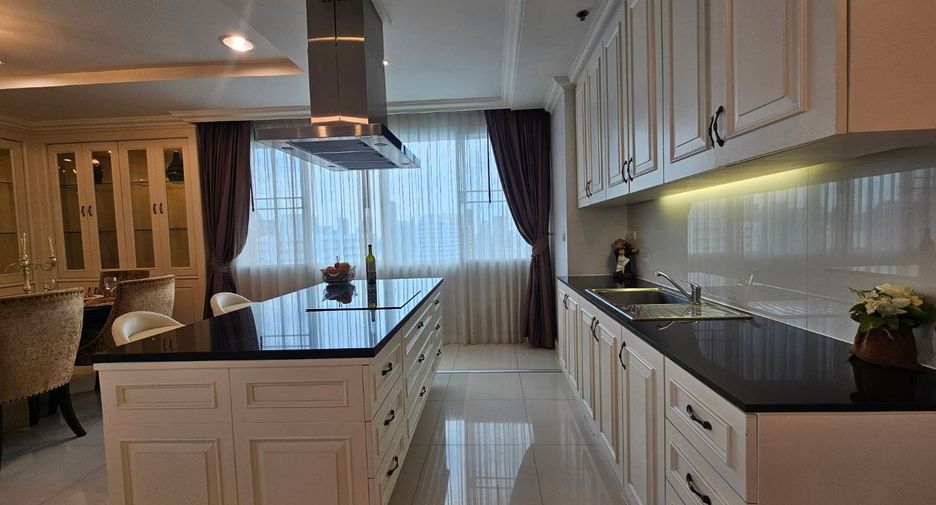 À louer 4 chambres condo à Watthana, Bangkok