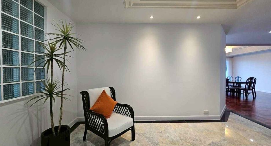 For rent 4 bedrooms condo in Khlong Toei, Bangkok