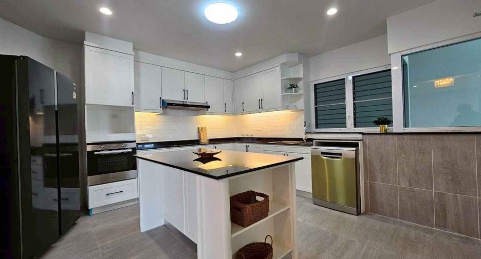 For rent 4 bedrooms condo in Khlong Toei, Bangkok