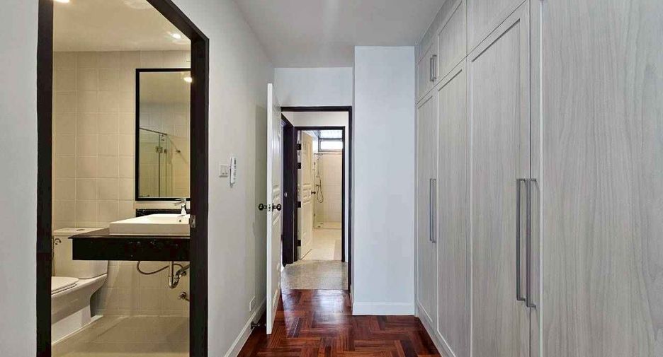 For rent 4 bedrooms condo in Khlong Toei, Bangkok
