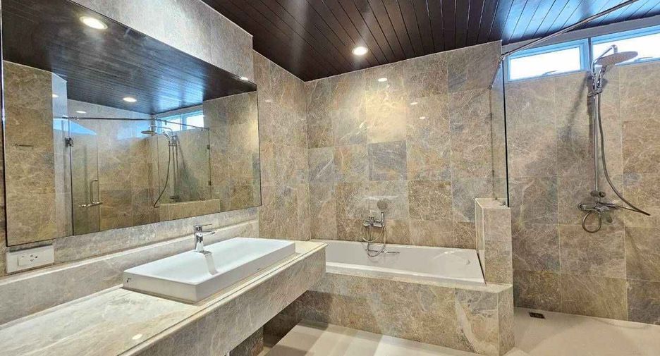 For rent 4 bedrooms condo in Khlong Toei, Bangkok