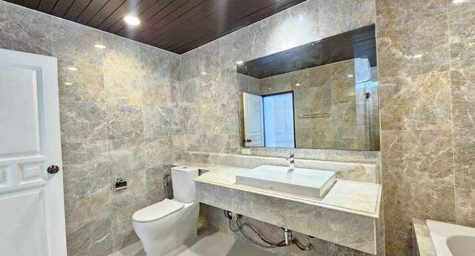 For rent 4 bedrooms condo in Khlong Toei, Bangkok
